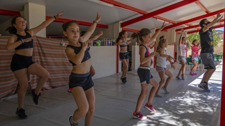 El primer grupo de danza de Sorgune, en Desojo, ya ha empezado a dar los primeros pasos de baile