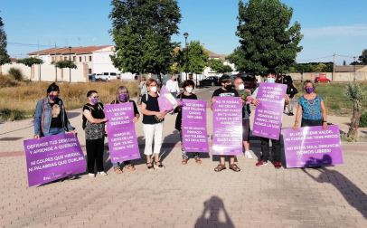 Vecinos de Murchante se concentraron este miércoles, 7 de julio, para mostrar su repulsa por el asesinato de una mujer en la localidad.