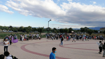 Vecinos de Murchante se concentraron este miércoles, 7 de julio, para mostrar su repulsa por el asesinato de una mujer en la localidad.