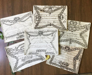 Partituras que pertenecieron a la Reina de Etruria y su hija Luisa Carlota de Borbón. Estas partituras están decoradas con cintas de raso y motivos que imitan bordados, una estética típicamente femenina