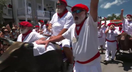 Ciento treinta y siete hombres se visten como el escritor y desfilan con toros y banderas de España