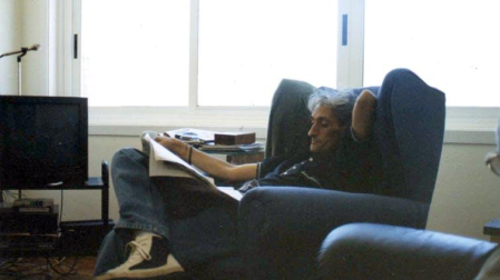 Lois Pereiro leyendo en su casa de A Coruña