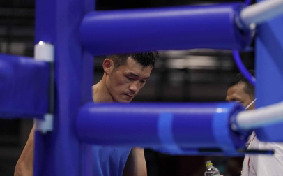 El boxeador chino tras caer derrotado