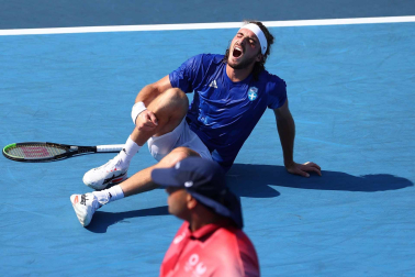 El griego Tsitsipas en su partido de tenis