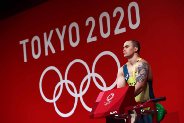 El haltera australiano se prepara antes de su ejercicio