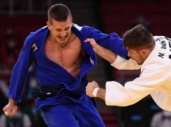 Los representantes neerlandés y turco en su combate de judo