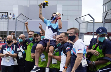 Roglic celebra su oro olímpico en ciclismo