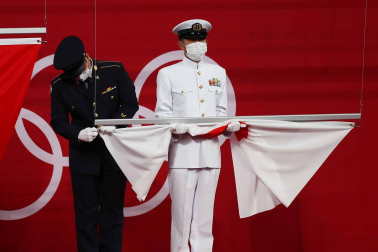 Bandera japonesa antes de la entrega de medallas de tenis de mesa