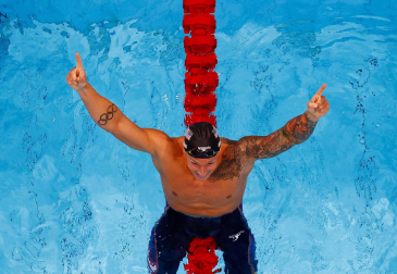 Dressel celebra su victoria en natación