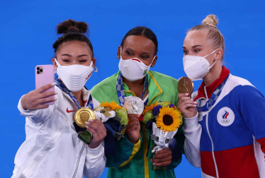 Las tres primeras clasificadas de la final de gimnasia