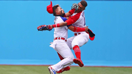 Dos jugadores dominicanos chocan durante su partido de béisbol
