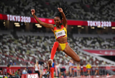 Atleta de Ghana durante triple salto