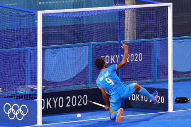 El jugador indio de hockey anota un tanto