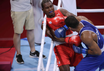 Enmanuel Reyes durante su combate de boxeo