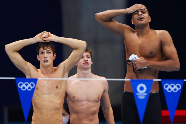 Equipo brasileño de natación tras ser descalificados