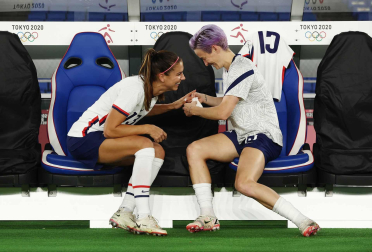 Megan Rapinoe y Alex Morgan durante el encuentro de Estados Unidos de fútbol
