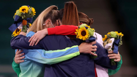 Abrazo de las tres medallistas femeninas de karate