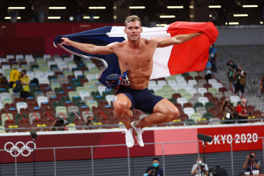 Atleta francés celebra su medalla de plata en decathlon