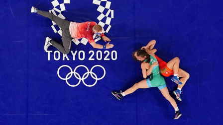 Combate de lucha entre la atleta rusa y búlgara