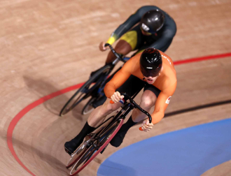 Dos ciclistas en la competición de sprint