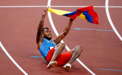 El colombiano Zambrano celebra su medalla de plata en 400 metros