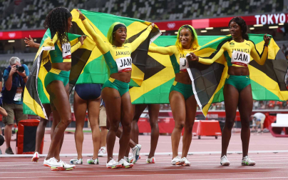 El equipo jamaicano femenino de 4x100 celebra su medalla de oro