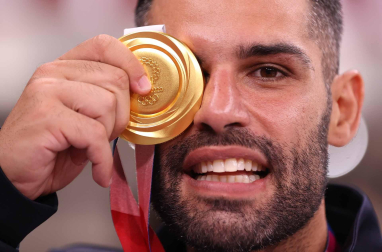 El italiano Luigi Busa celebra su oro en karate