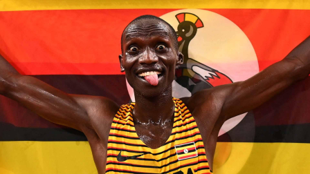 El ugandés Cheptegei tras lograr el oro en 5.000 metros