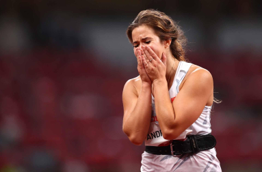 La atleta de jabalina polaca celebra su medalla de plata