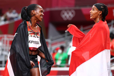 Las atletas keniata y neerlandesa tras la final de 1.500