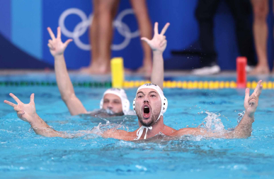 Serbia celebra su victoria de waterpolo frente a España