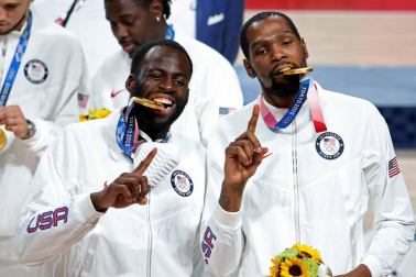 Draymond Green y Kevin Durant tras recibir su medalla de oro de baloncesto