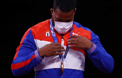 El luchador cubano recibiendo su medalla de bronce