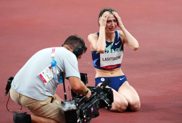 La atleta rusa celebra su oro en altura