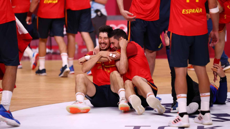 La selección española de balonmano celebra su bronce olímpico
