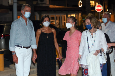 El Rey Felipe VI, la Reina Letizia, la princesa Leonor y la reina Emerita, Doña Sofía disfrutando de una cena familiar en Mallorca.