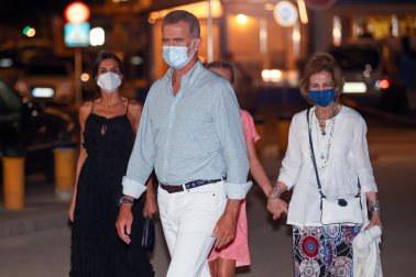 El Rey Felipe VI, la Reina Letizia, la princesa Leonor y la reina Emerita, Doña Sofía disfrutando de una cena familiar en Mallorca.