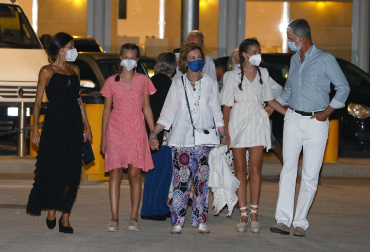 El Rey Felipe VI, la Reina Letizia, la princesa Leonor y la reina Emerita, Doña Sofía disfrutando de una cena familiar en Mallorca.