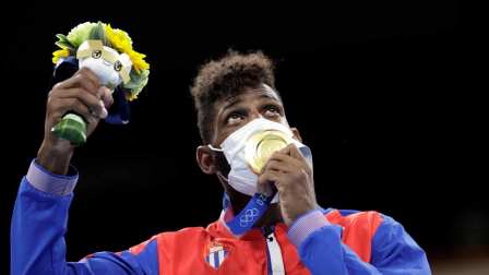 Boxeador cubano recibe la medalla de oro