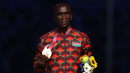 Eliud Kipchoge con el oro olímpico de maratón
