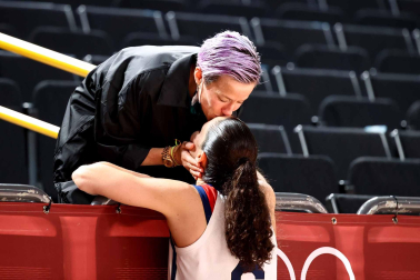 Megan Rapinoe felicita a Sue Bird el oro olímpico de baloncesto