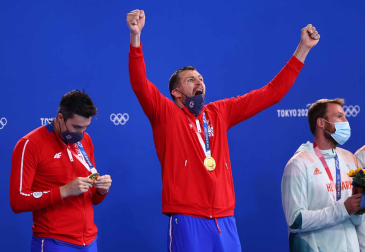 Serbia recibe la medalla de oro de waterpolo
