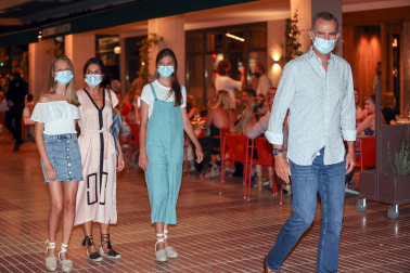 El Rey Don Felipe, La Reina Doña Letizia y la Princesa Leonor salen de 'El txoco de Martín', el restaurante propiedad de Martín Berasategui