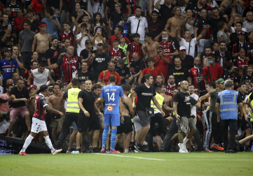 Hinchas del Niza saltan al campo para agredir a los jugadores del Marsella