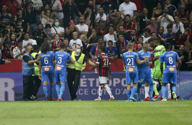 Hinchas del Niza saltan al campo para agredir a los jugadores del Marsella