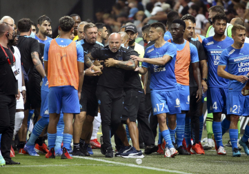 Hinchas del Niza saltan al campo para agredir a los jugadores del Marsella