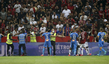 Hinchas del Niza saltan al campo para agredir a los jugadores del Marsella