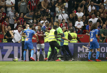 Hinchas del Niza saltan al campo para agredir a los jugadores del Marsella