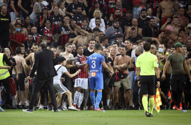 Hinchas del Niza saltan al campo para agredir a los jugadores del Marsella