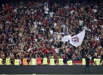 Hinchas del Niza saltan al campo para agredir a los jugadores del Marsella